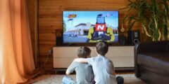 في أي عمر يمكن للأطفال البدء بمشاهدة التلفاز؟
