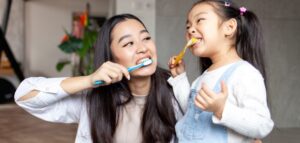 متى أبدأ بتنظيف أسنان طفلي